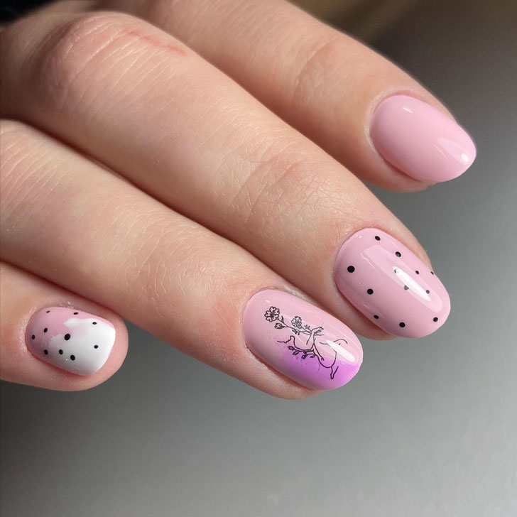 Весенний розовый маникюр с принтом на коротких овальных ногтях