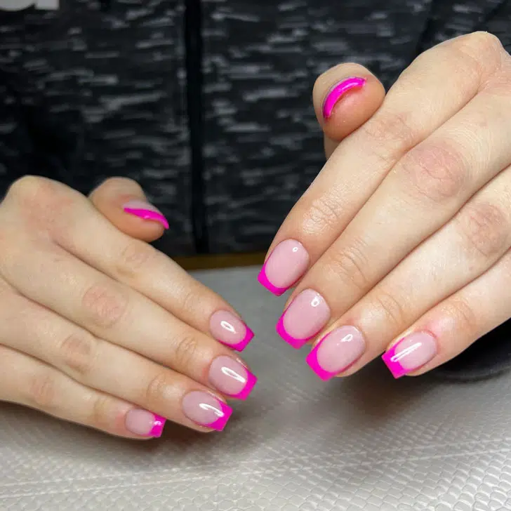 Яркий розовый френч на квадратных ногтях средней длины