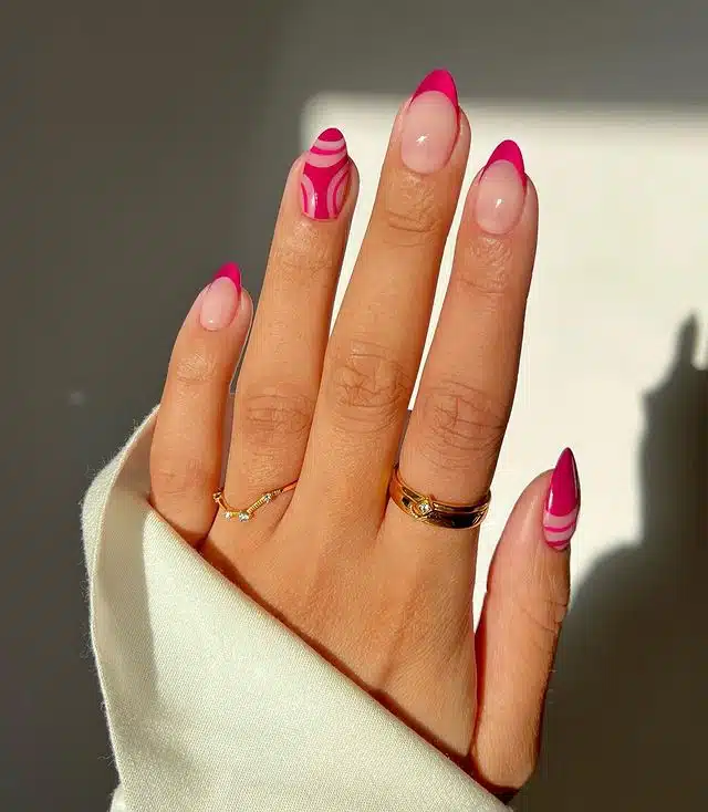 Яркий розовый френч на миндальных ногтях средней длины