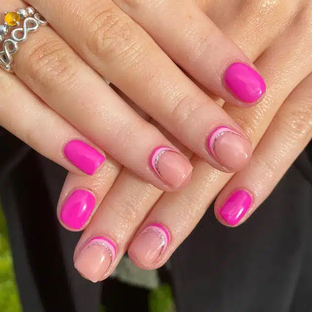 Яркий розовый лунный маникюр с блестками на коротких ногтях