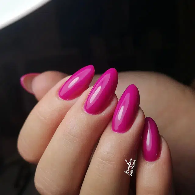 Яркий розовый маникюр на овальных ногтях