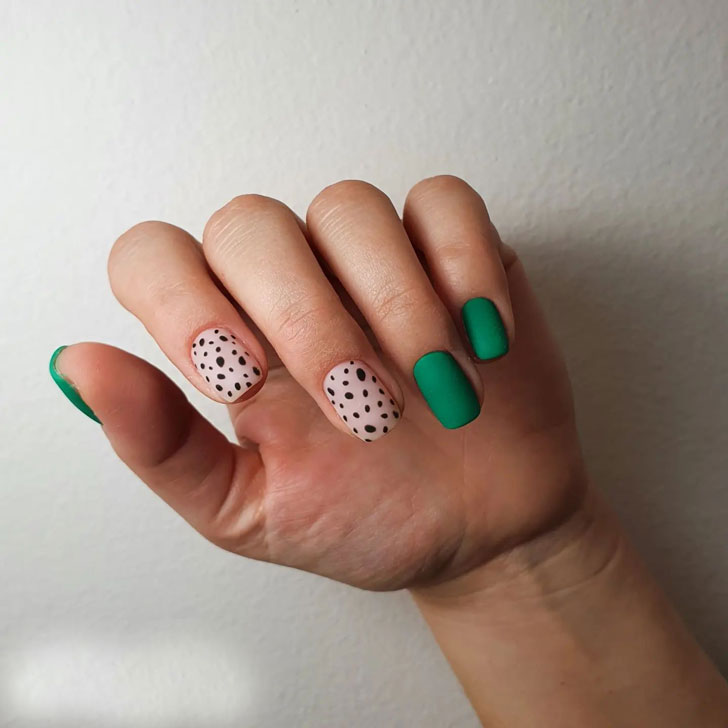 Зеленый матовый маникюр с черными точками на квадратных ногтях
