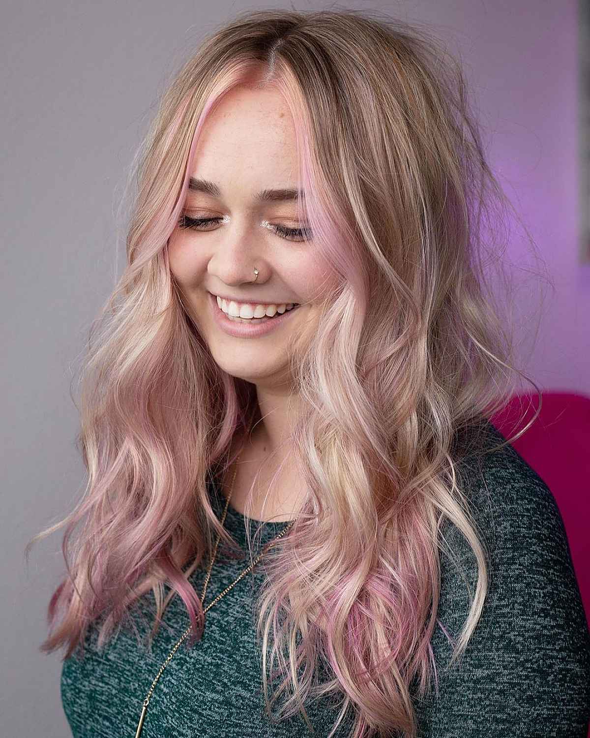 Девушка с полным лицом и легкими локонами на светлых волосах с розовым оттенком