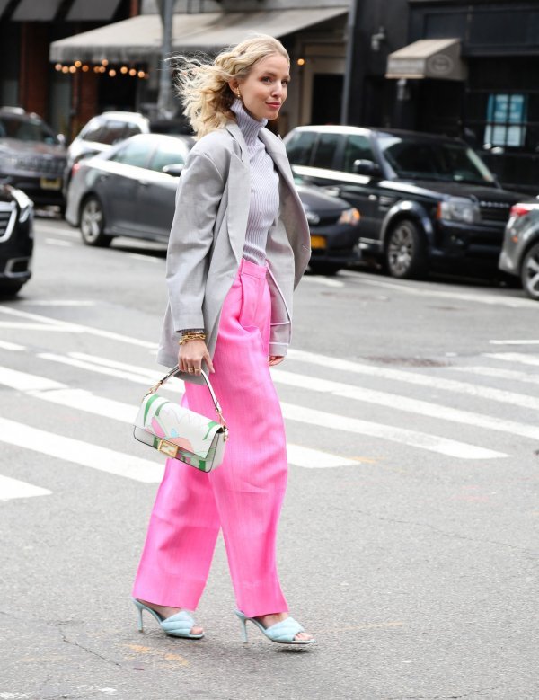 Девушка в розовых брюках, сером свитере и жакете оверсайз