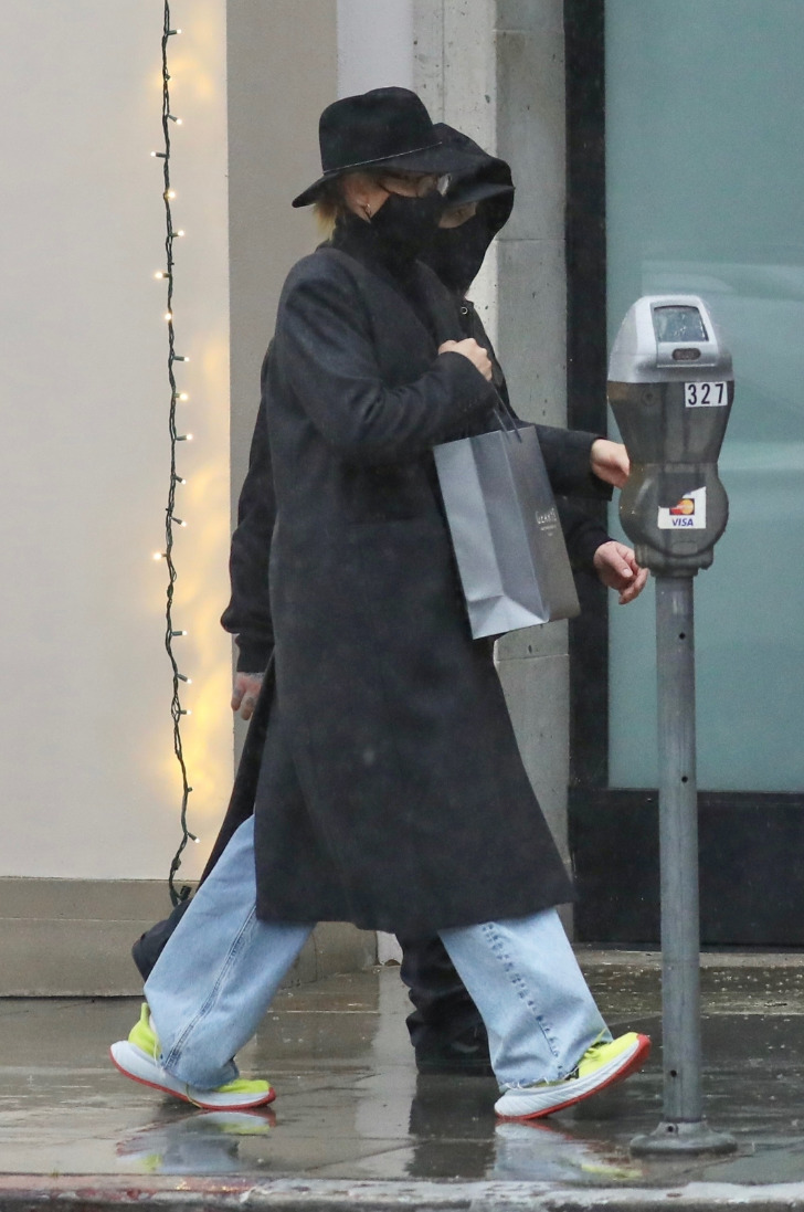 Кэмерон Диаз в пальто, шляпе и кроссовках