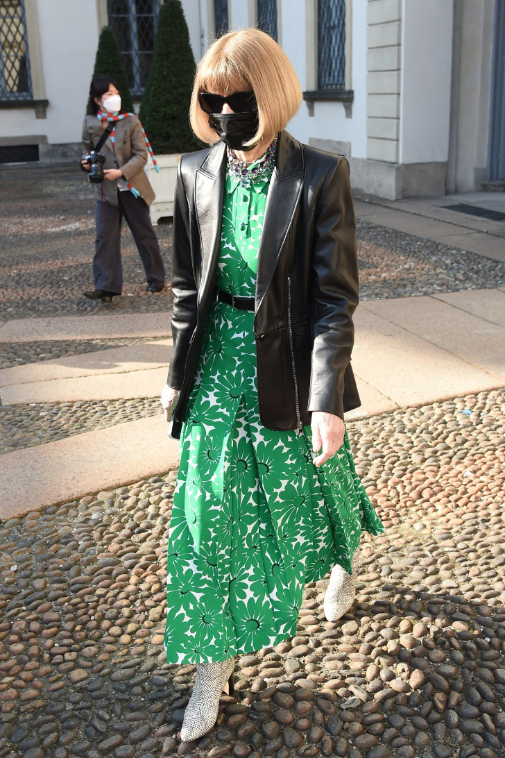 Главная редактор Vogue в зеленом цветочном платье и кожаной куртке