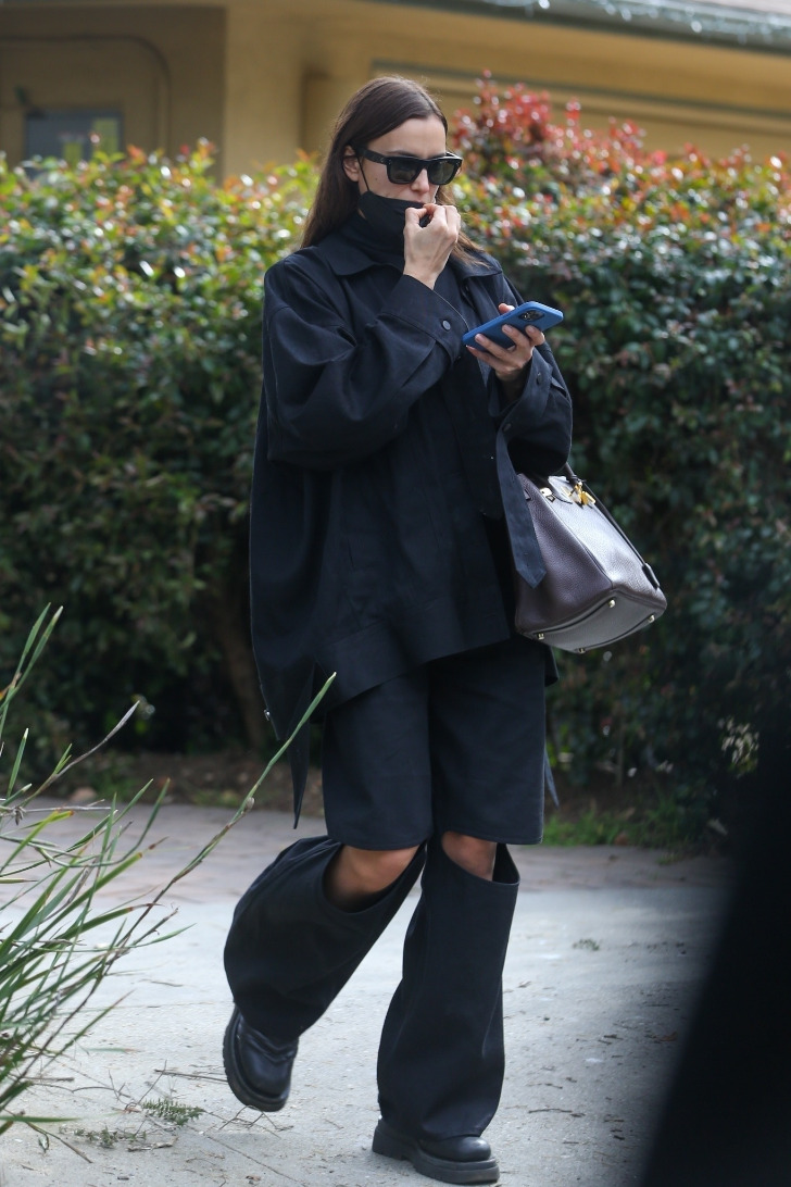 Ирина Шейк в черных брюках, куртке и водолазке