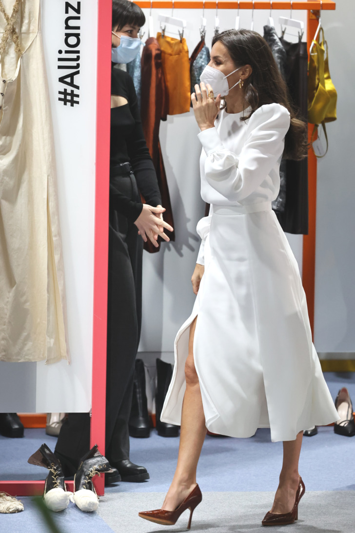 Испанская королева в белом платье и красных лодочках из кожи крокодила