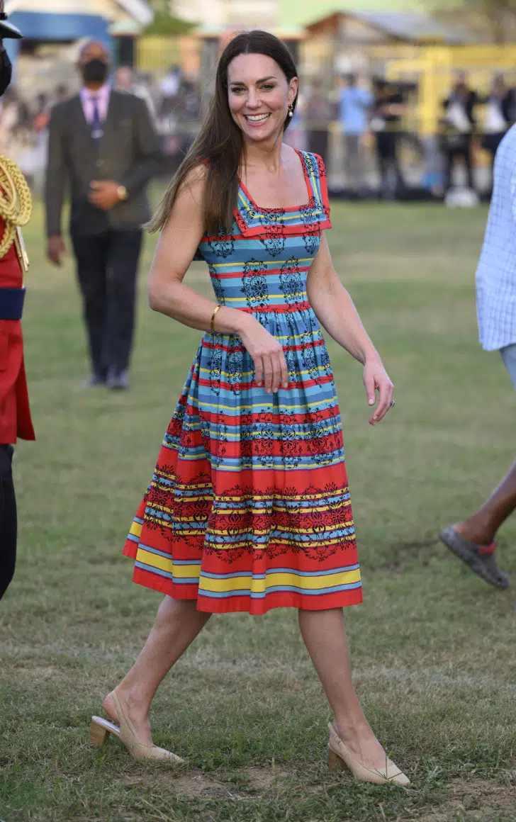 Кейт Миддлтон в красочном летнем сарафане и бежевых туфлях