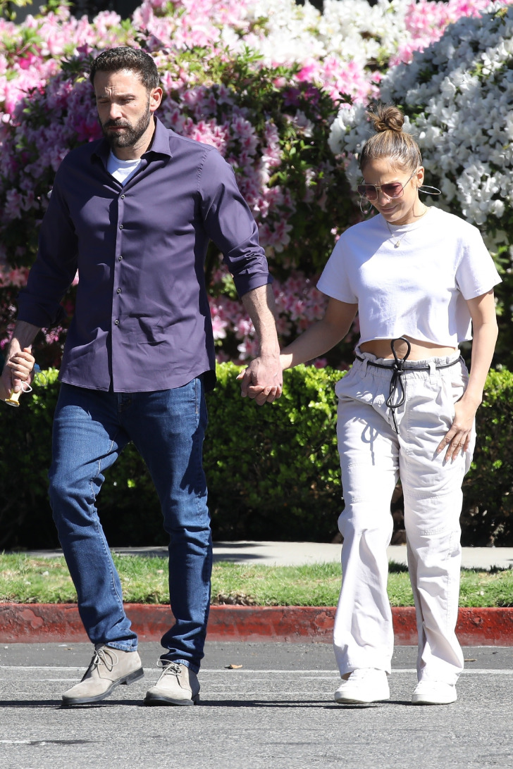 Дженнифер Лопес в белом топе и спортивных брюках