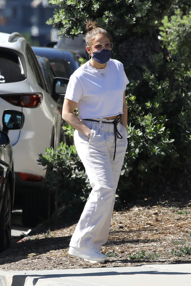Дженнифер Лопес в брюках, короткой футболке и белых кедах
