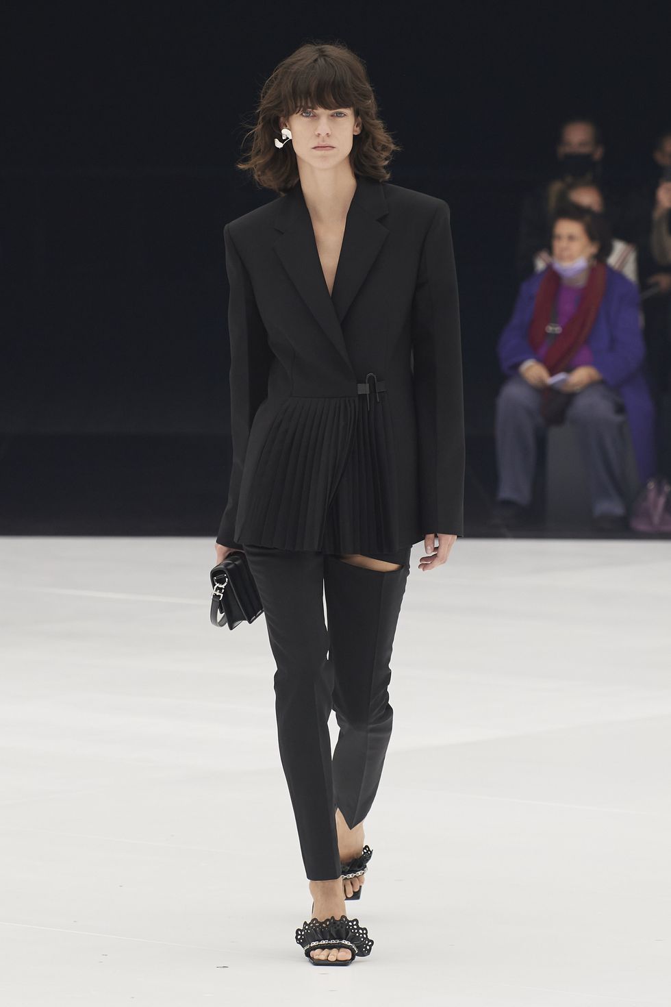 Черный костюм с удлиненным жакетом и узкими брюками от Givenchy