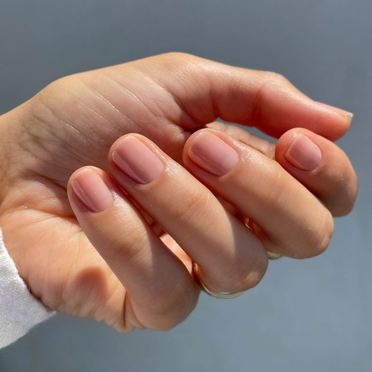 Натуральный бежевый маникюр на коротких ногтях