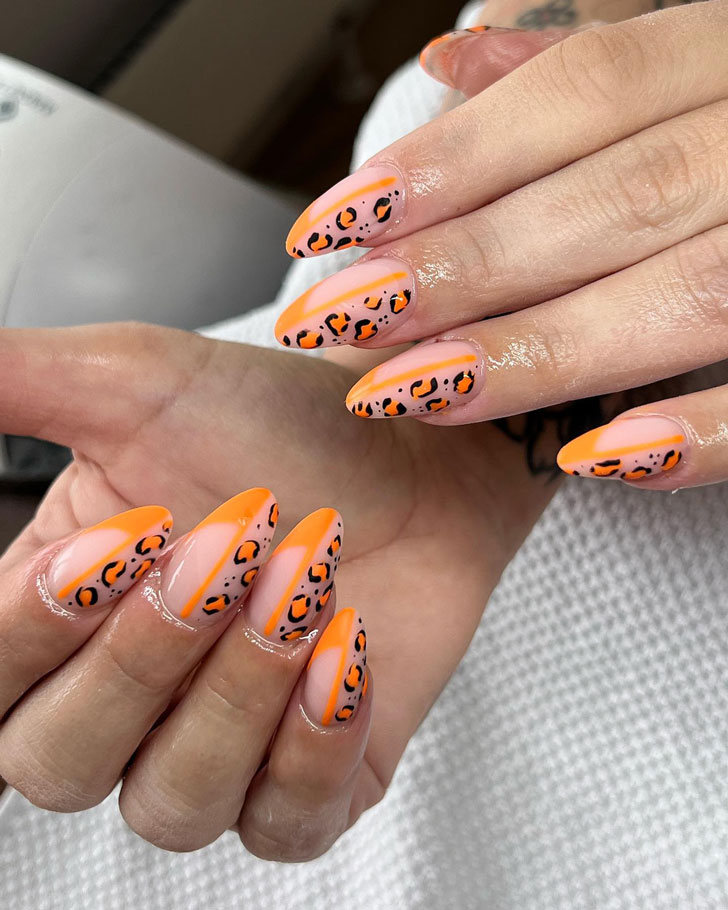 Оранжевый френч с леопардовым принтом на миндальных ногтях