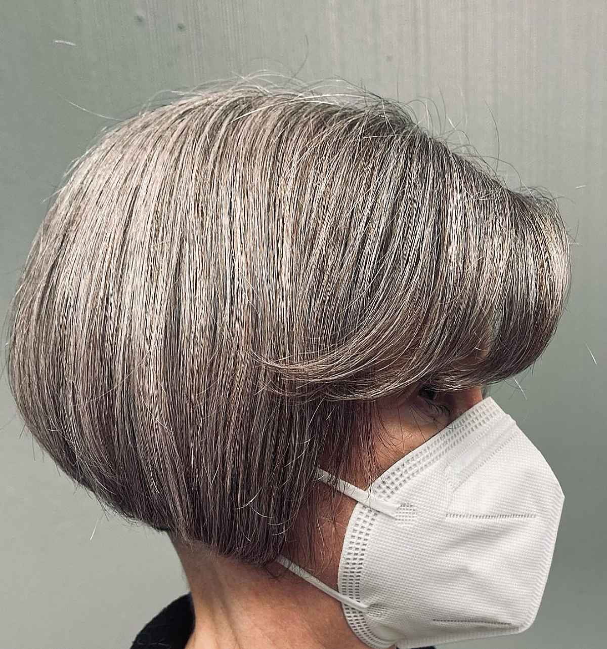 Женщина с короткой стрижкой боб-трапеция на седых волосах