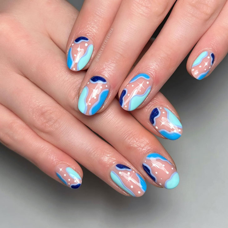 Абстрактный голубой маникюр на овальных ногтях