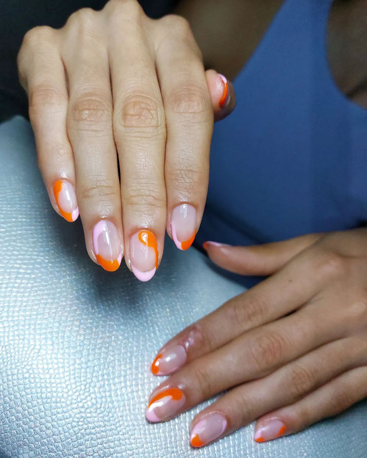 Абстрактный розово оранжевый маникюр на миндальных ногтях