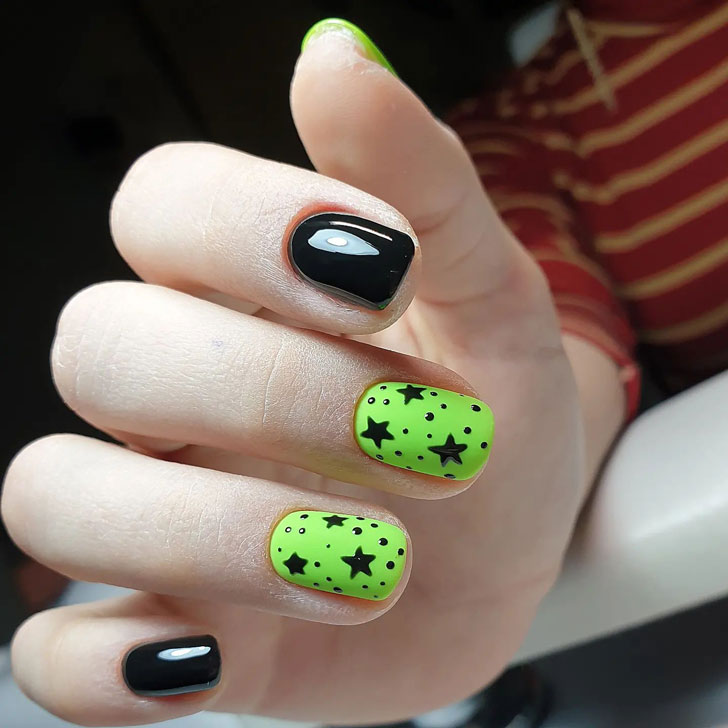 Черно зеленый маникюр со звездами на коротких ногтях