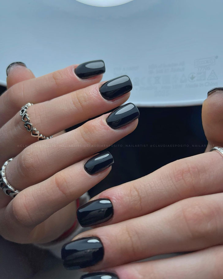 Черный глянцевый маникюр на квадратных ногтях средней длины