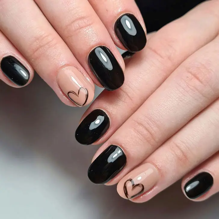 Черный глянцевый маникюр с акцентным ногтей на овальных ногтях