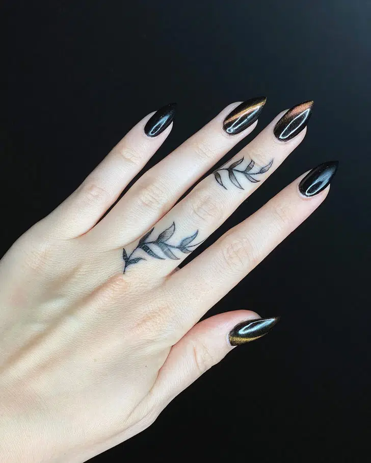 Черный бархатный маникюр на острых длинных ногтях