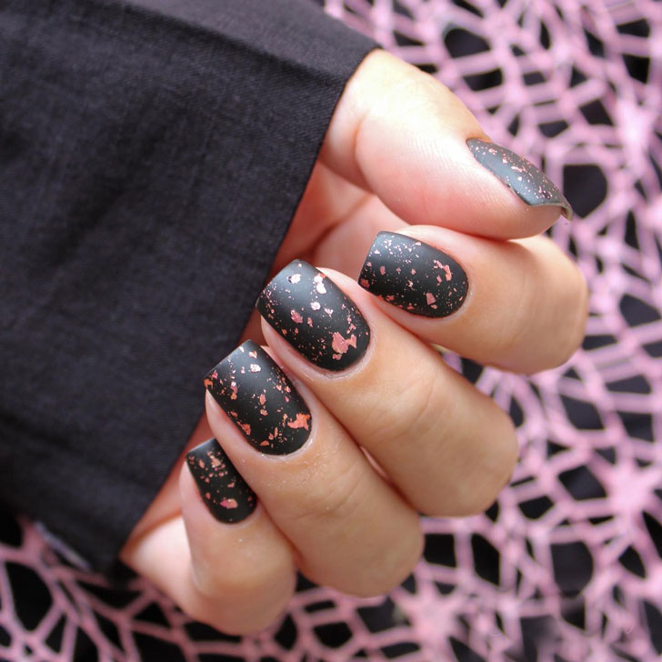 Черный маникюр с розовой фольгой на квадратных ногтях средней длины