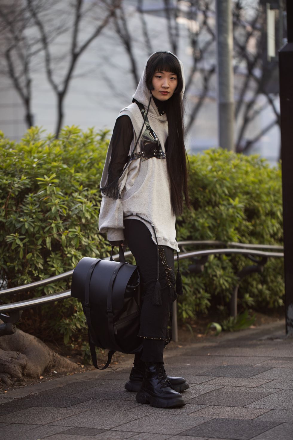Девушка в образе в стиле аниме с большим рюкзаком на недели моды