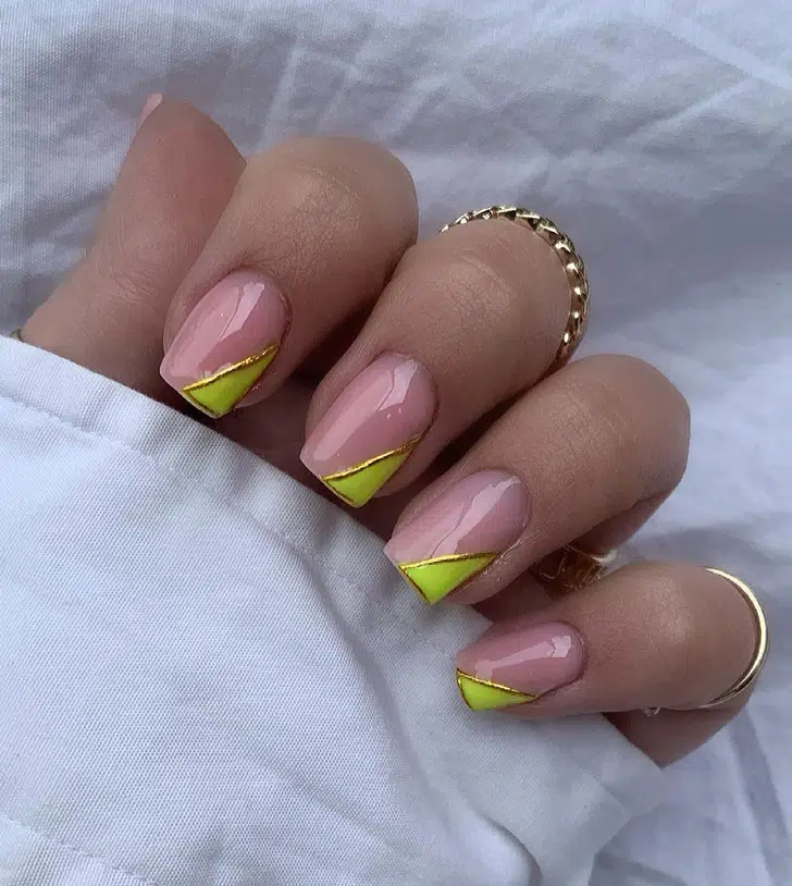 Диагональный желтый френч на коротких квадратных ногтях