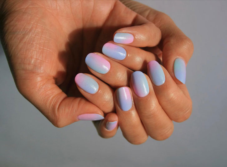 Фиолетовый маникюр омбре на овальных ногтях