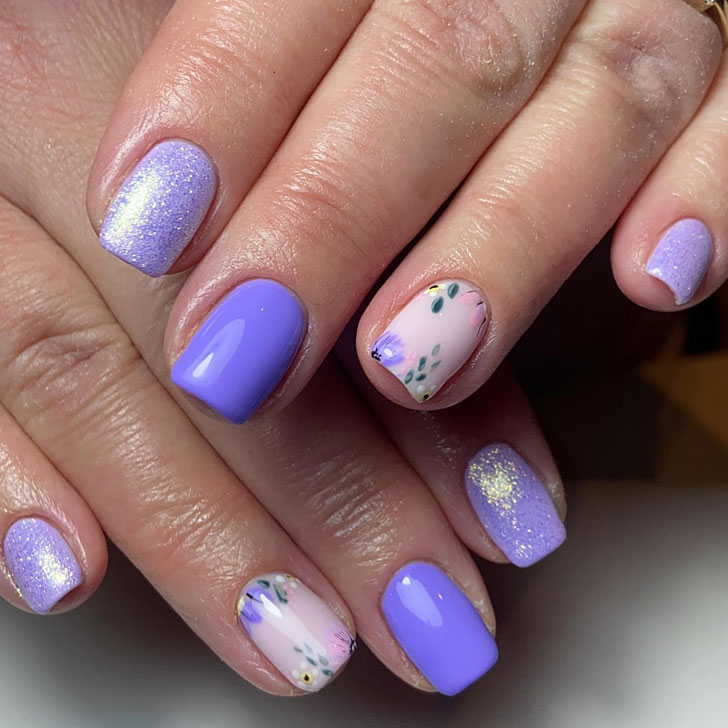 Фиолетовый маникюр с весенними цветами на коротких ногтях