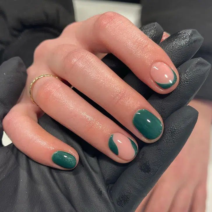 Глянцевый зеленый маникюр на коротких овальных ногтях