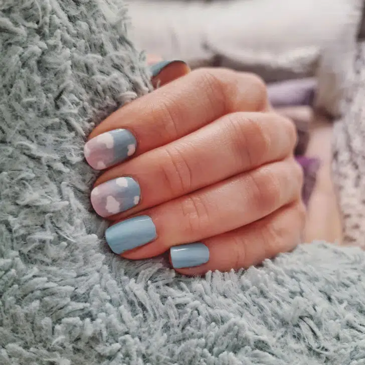 Голубой маникюр с облаками на квадратных ногтях