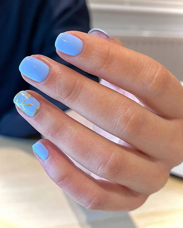 Голубой маникюр с блестками на коротких ногтях