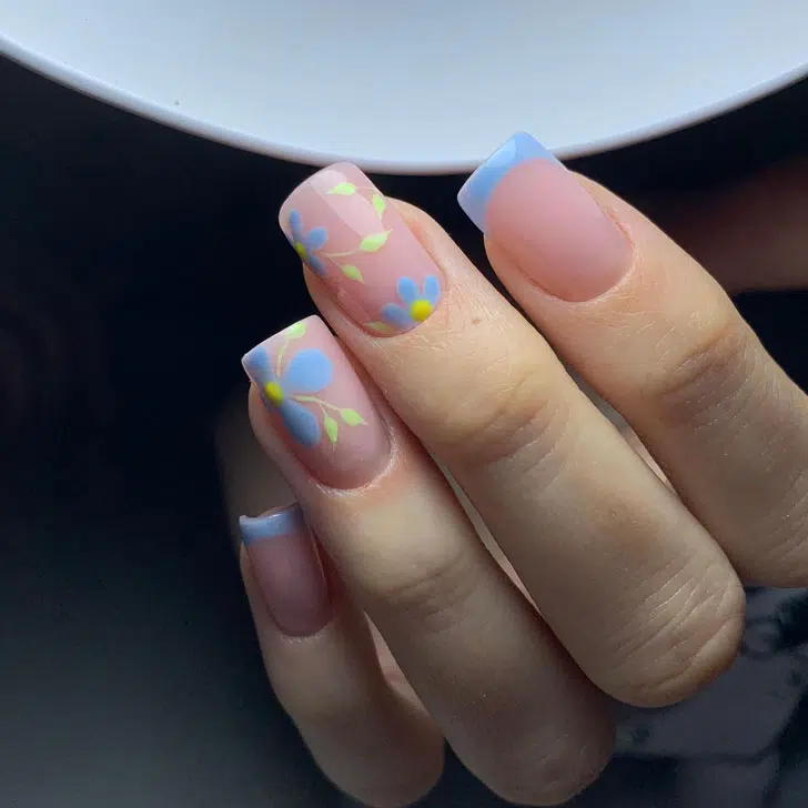 Голубой маникюр с цветочным принтом на квадратных ногтях