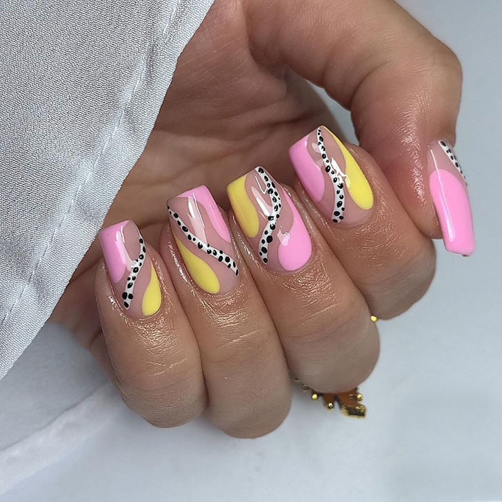Красивый розово желтый маникюр на квадратных ногтях средней длины