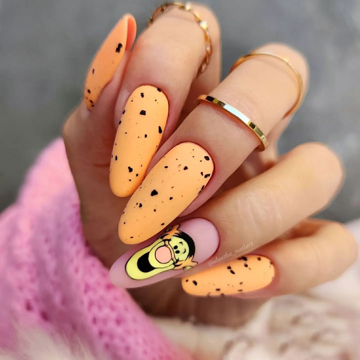 Матовый оранжевый маникюр в крапинку с принтом на длинных ногтях
