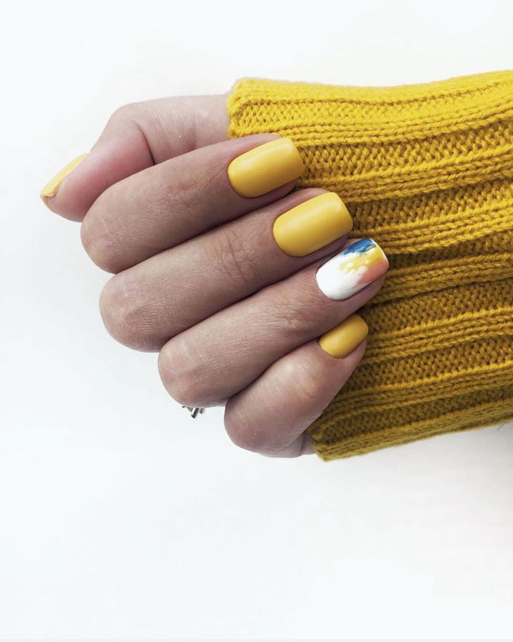 Матовый желтый маникюр с разноцветными мазками на коротких ногтях