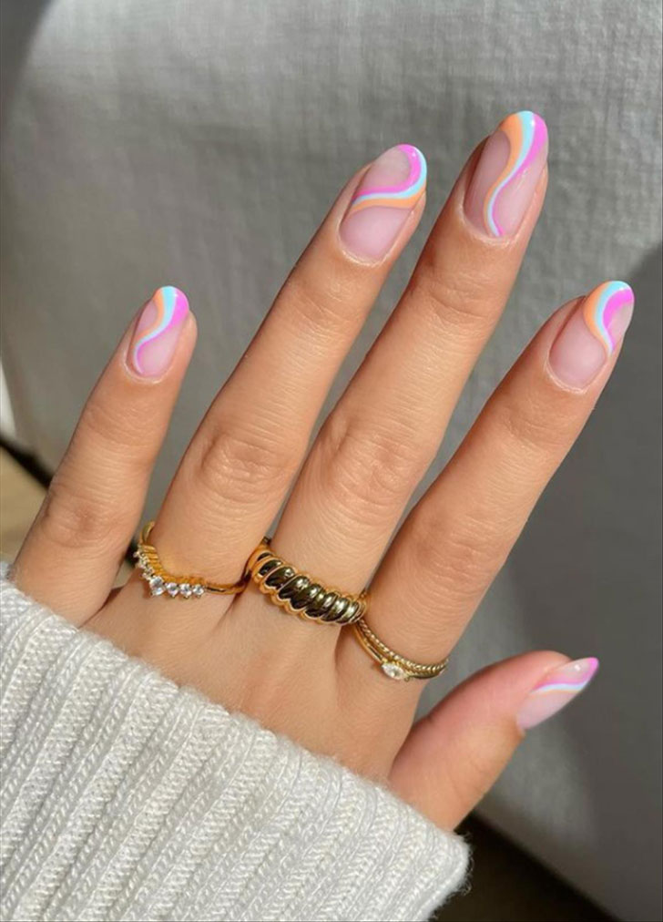 Маникюр с разноцветными линиями на овальных ногтях