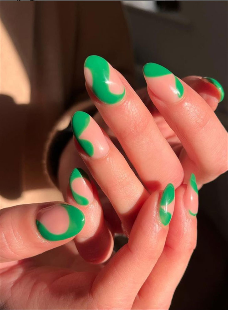 Минималистичный зеленый маникюр на миндальных ногтях средней длины