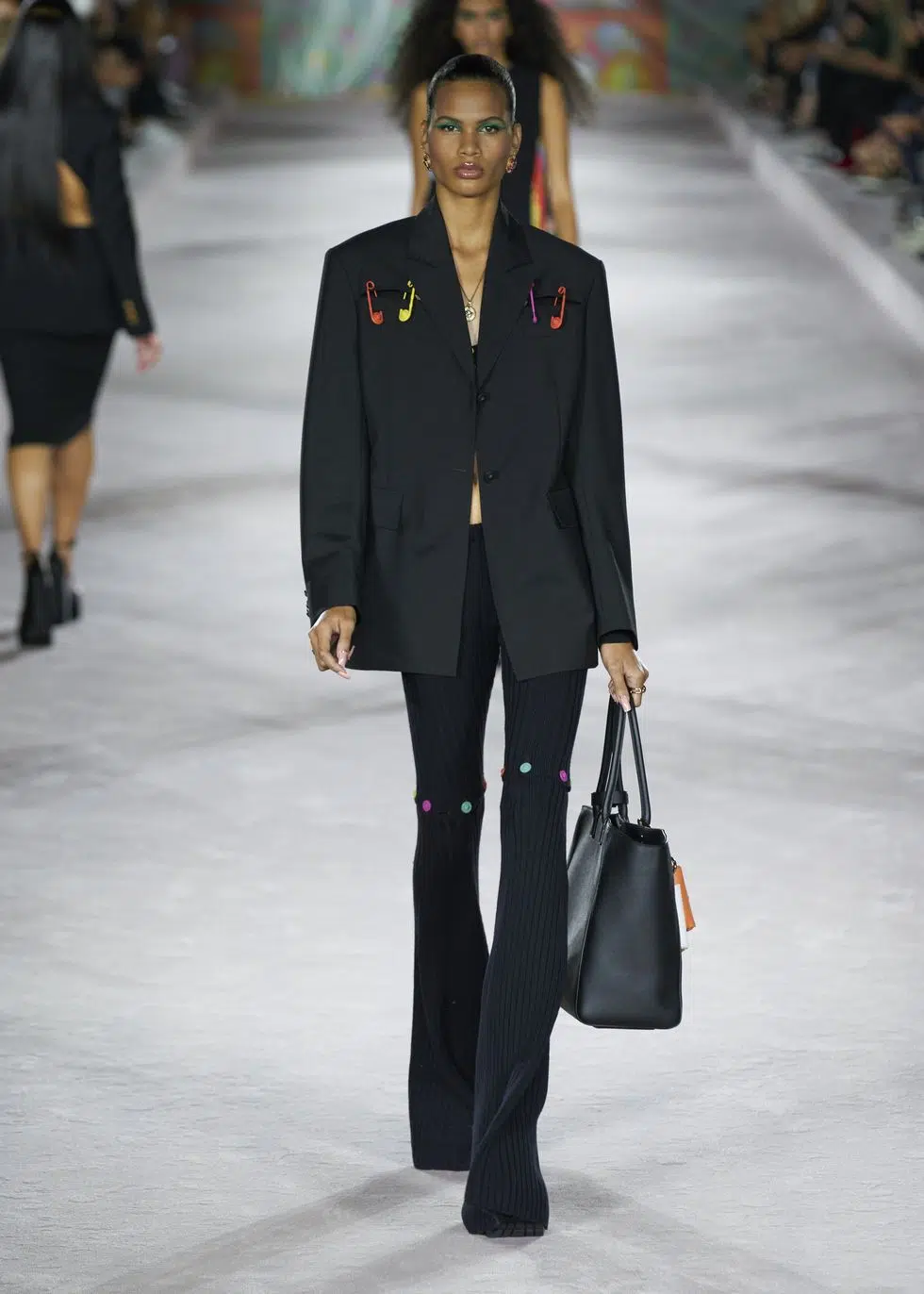 Черный жакет оверсайз и узкие брюки клеш от Versace