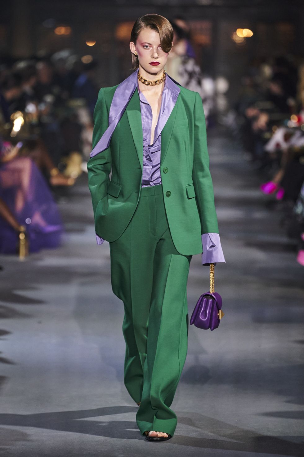 Деловой зеленый костюм и фиолетовая блузка от Valentino