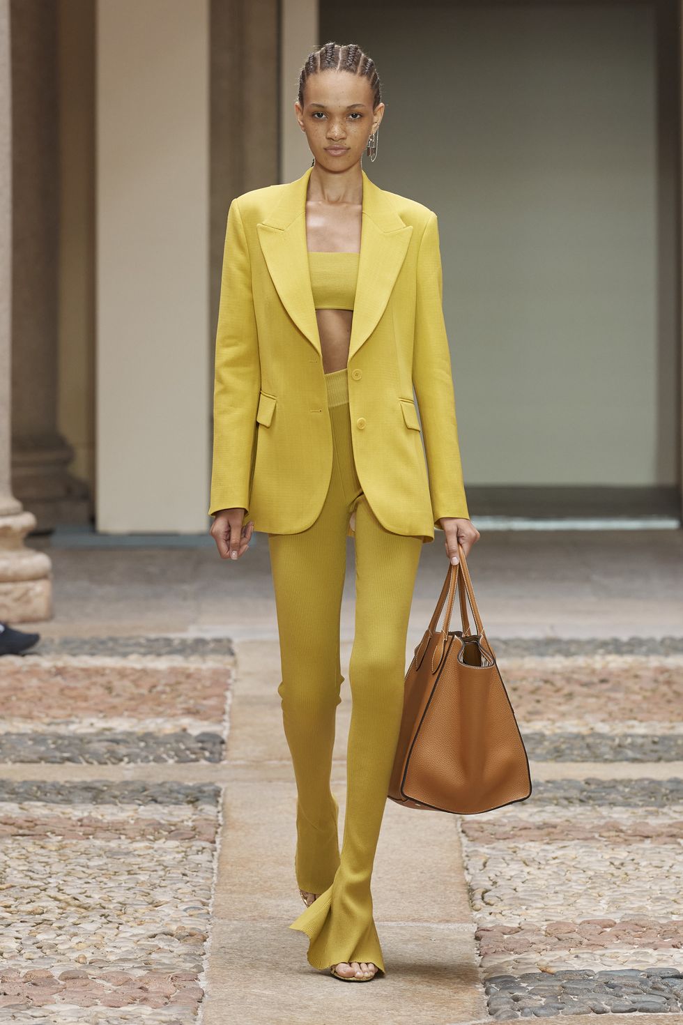 Желтый костюм с жакетом и облегающими брюками клеш от Ermanno Scervino