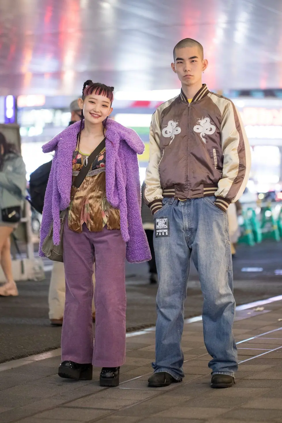 Модные молодые люди в образах аниме в Токио