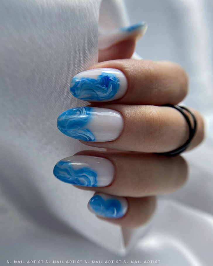 Морской голубой маникюр на ухоженных овальных ногтях
