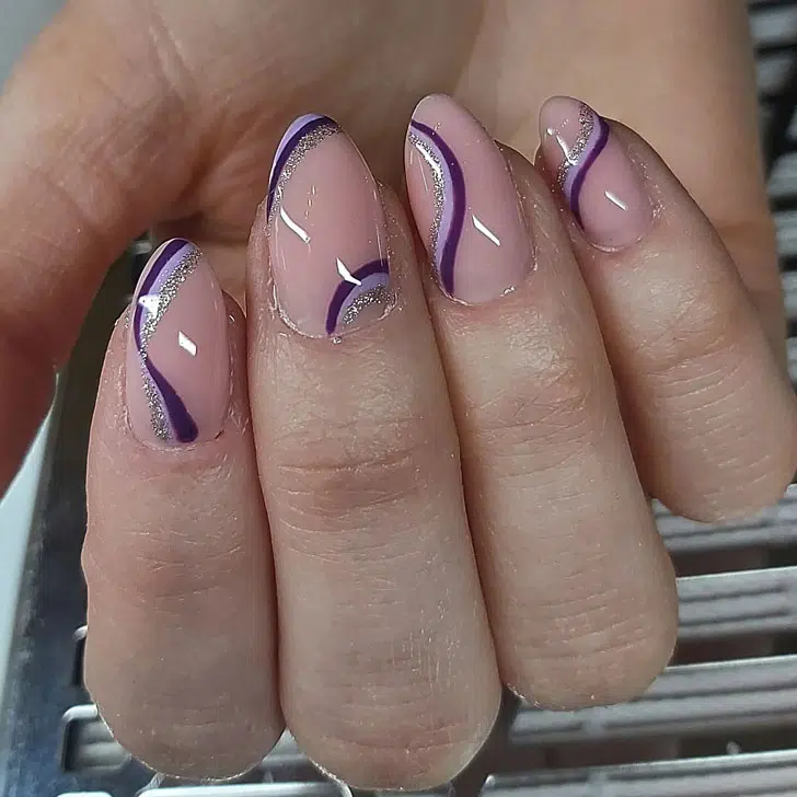 Натуральный маникюр с фиолетовыми полосами