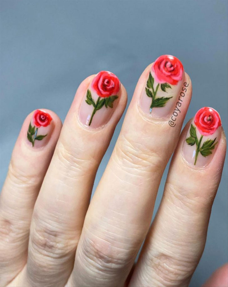 Необычный маникюр с розами на овальных ногтях средней длины