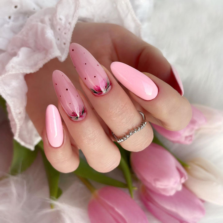Нежный розовый маникюр с цветочным принтом на длинных ногтях