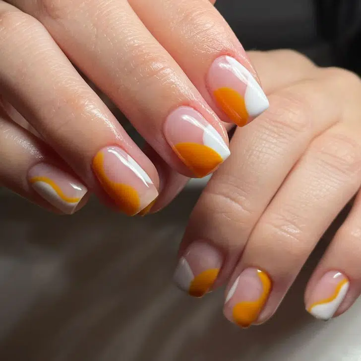 Оранжево белый маникюр на квадратных ногтях средней длины