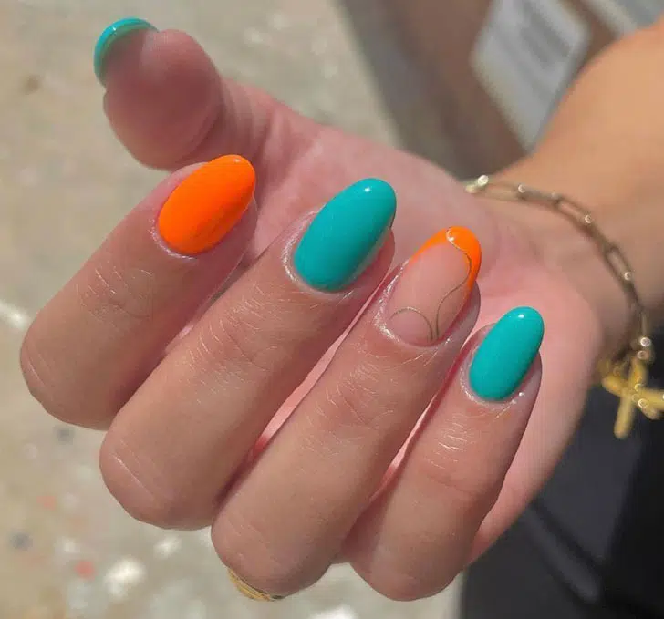 Оранжево бирюзовый маникюр на овальных ногтях