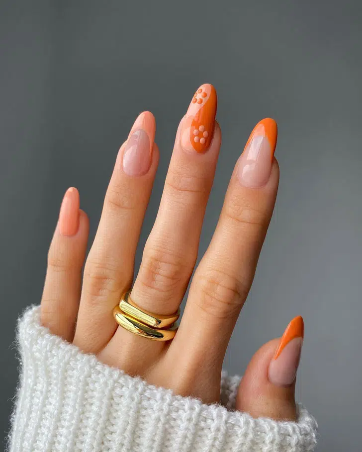 Оранжевый френч на длинных ухоженных ногтях
